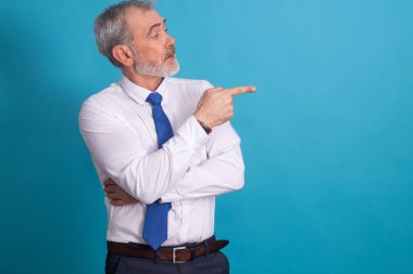 Renk arkaplanında kravatlı iş adamı