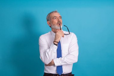 Düşünceli bir ifadeyle münzevi bir iş adamı.