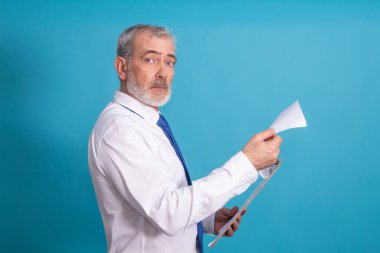 Belgeleri olan münzevi bir iş adamı.