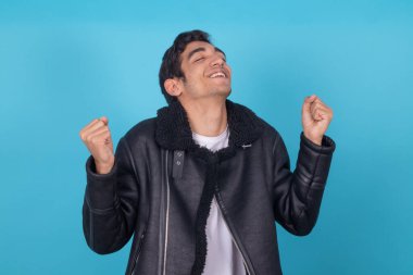 Genç erkek ya da genç erkek, renkli arka planda izole.