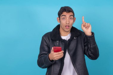 Cep telefonlu genç adam renk arkaplanında izole edildi