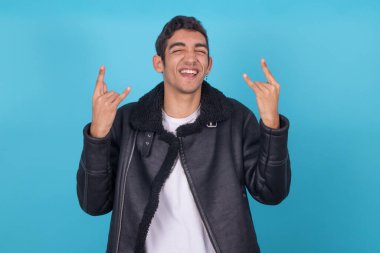 Genç erkek, renk arkaplanında izole
