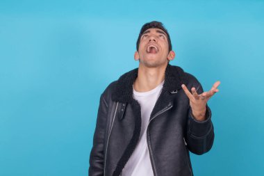 Renkli arka planda izole genç adam