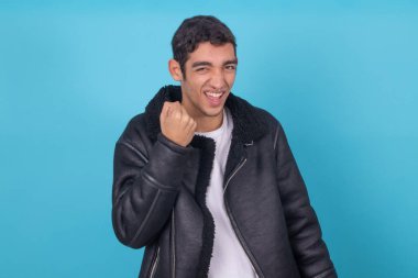 Renkli arka planda izole edilmiş genç anlamlı erkek modeli