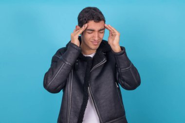 Renkli arka planda izole edilmiş genç anlamlı erkek modeli