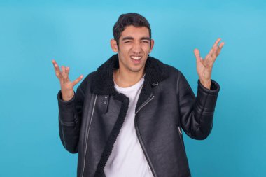 Renkli tişörtlü genç bir çocuk.