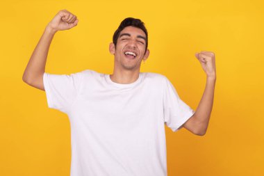 Renkli arka planda izole edilmiş genç bir adamın portresi