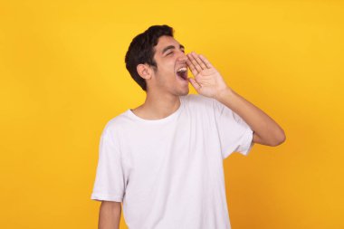 Renkli arka planda izole edilmiş genç anlamlı erkek modeli