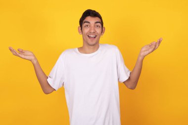 Renkli arka planda izole edilmiş genç anlamlı erkek modeli