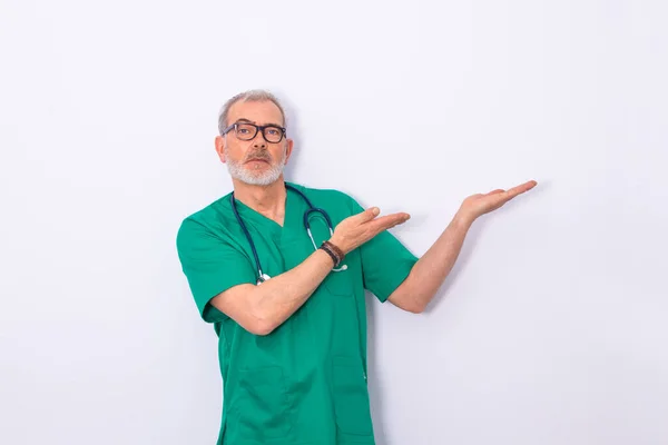 Médecin Avec Vêtements Travail Stéthoscope Isolé Sur Fond Blanc — Photo