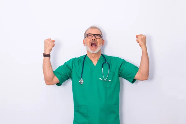 Médico Com Roupas Trabalho Estetoscópio Isolado Fundo Branco — Fotografia de Stock