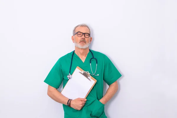 Médico Con Ropa Trabajo Estetoscopio Aislado Sobre Fondo Blanco —  Fotos de Stock