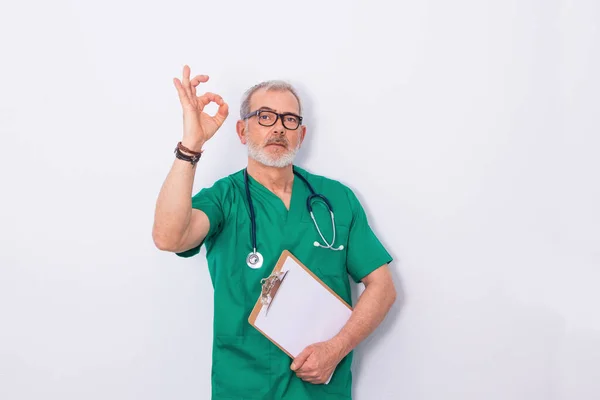 Médico Com Roupas Trabalho Estetoscópio Isolado Fundo Branco — Fotografia de Stock