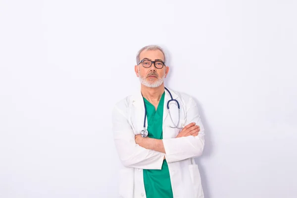 Médico Com Estetoscópio Isolado Fundo Branco — Fotografia de Stock
