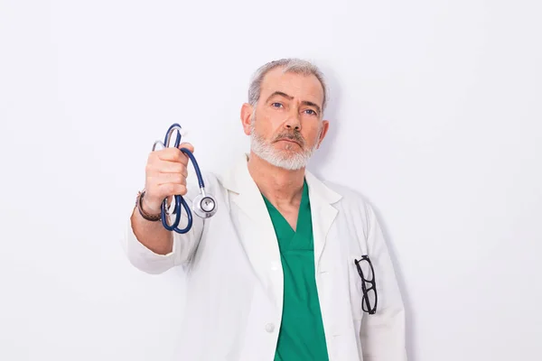 Läkare Med Arbetskläder Och Stetoskop Isolerad Vit Bakgrund — Stockfoto
