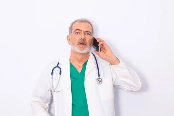 Porträtt Läkare Med Mobiltelefon Isolerad Vit — Stockfoto