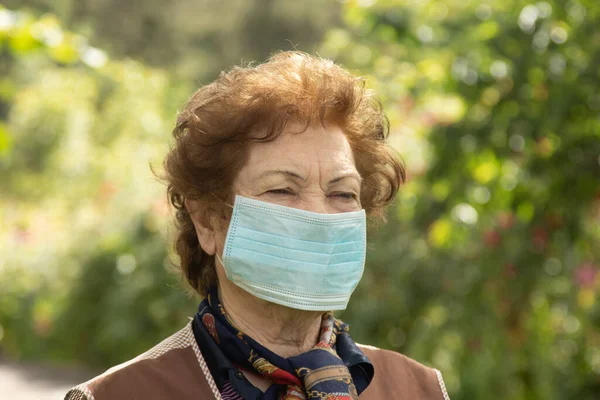 Mulher Idosa Com Máscara Facial Protegida Contra Contágio Livre — Fotografia de Stock