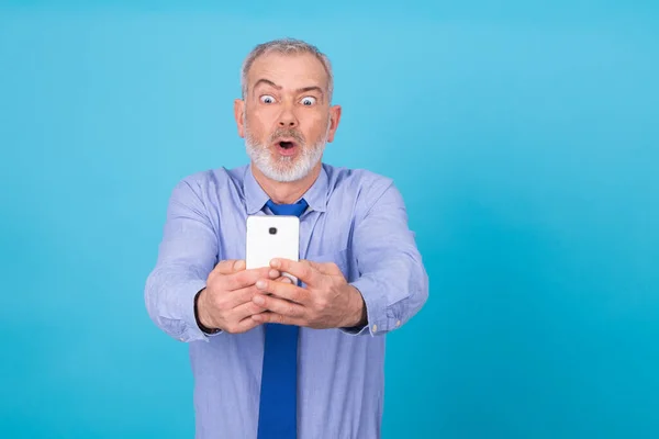 Homem Negócios Chocado Olhando Para Telefone Móvel — Fotografia de Stock