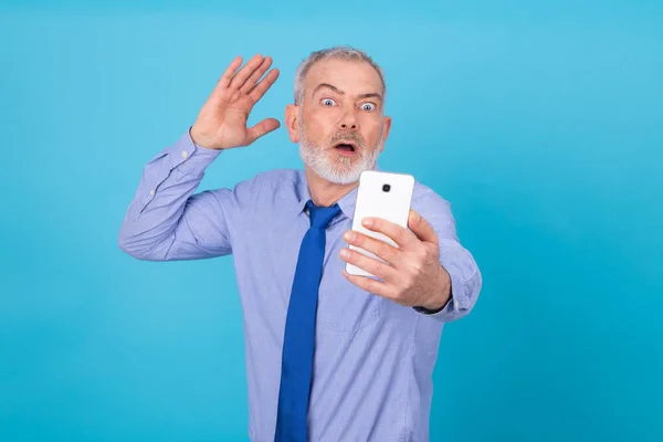 Homem Negócios Chocado Olhando Para Telefone Móvel — Fotografia de Stock