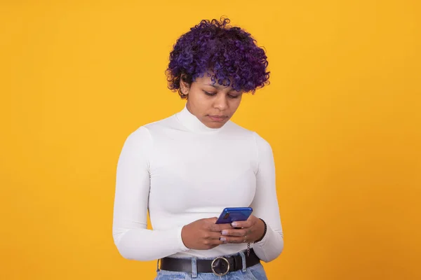 Menina Mulher Com Telefone Celular Isolado Fundo Cor — Fotografia de Stock