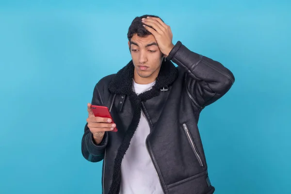 Jongeman Met Mobiele Telefoon Geïsoleerd Kleur Achtergrond — Stockfoto