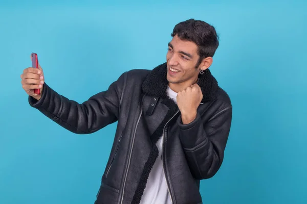 Joven Con Teléfono Móvil Aislado Sobre Fondo Color —  Fotos de Stock