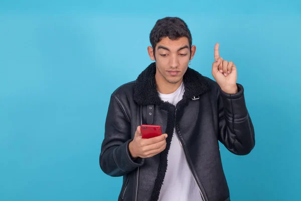Молодой Человек Мобильным Телефоном Изолированы Цветном Фоне — стоковое фото