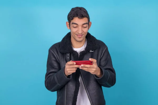 Ung Man Med Mobiltelefon Isolerad Färg Bakgrund — Stockfoto