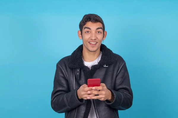 Ung Man Med Mobiltelefon Isolerad Färg Bakgrund — Stockfoto