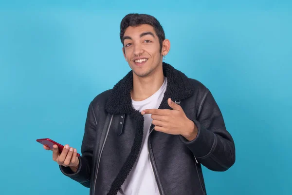 Jeune Homme Avec Téléphone Portable Isolé Sur Fond Couleur — Photo