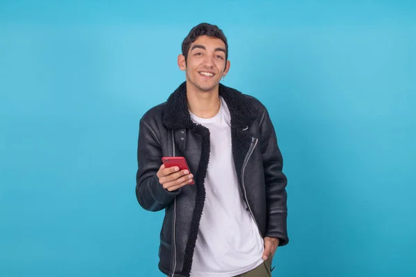 Jeune Homme Avec Téléphone Portable Isolé Sur Fond Couleur — Photo