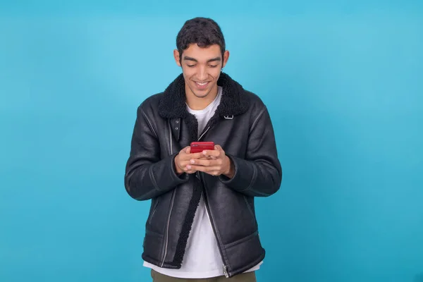 Jeune Homme Avec Téléphone Portable Isolé Sur Fond Couleur — Photo