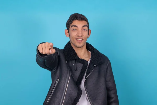 Joven Aislado Sobre Fondo Color Apuntando Con Mano —  Fotos de Stock