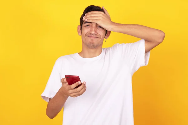 Jong Tiener Man Met Mobiele Telefoon Geïsoleerd Achtergrond — Stockfoto