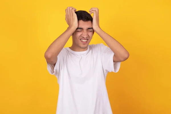 Joven Adolescente Masculino Aislado Sobre Fondo Blanco Vistiendo Camisa —  Fotos de Stock