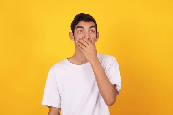 Joven Adolescente Masculino Aislado Sobre Fondo Blanco Vistiendo Camisa —  Fotos de Stock