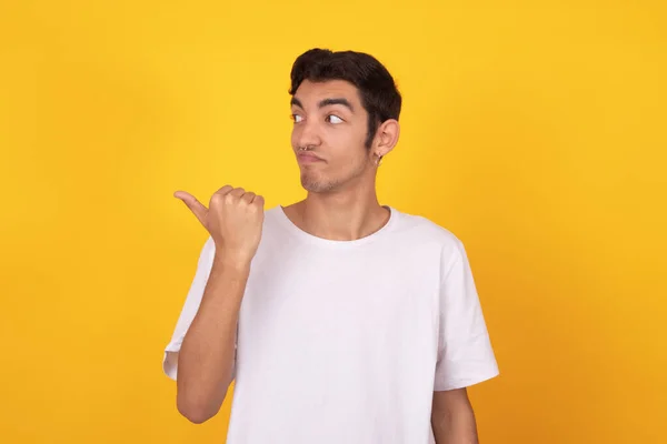 Mladý Muž Teenager Izolované Bílém Pozadí Nosí Košili — Stock fotografie