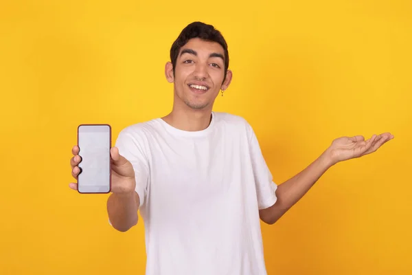 Jong Tiener Met Mobiele Telefoon Geïsoleerd Achtergrond — Stockfoto