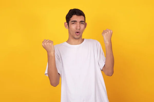 Joven Adolescente Con Camiseta Aislada Sobre Fondo Color —  Fotos de Stock