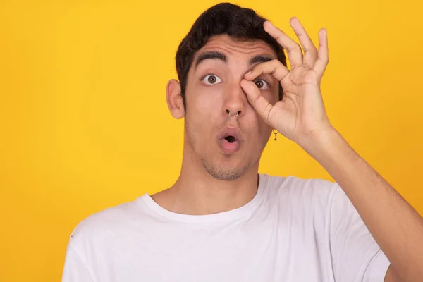 Jong Tiener Jongen Met Shirt Geïsoleerd Kleur Achtergrond — Stockfoto