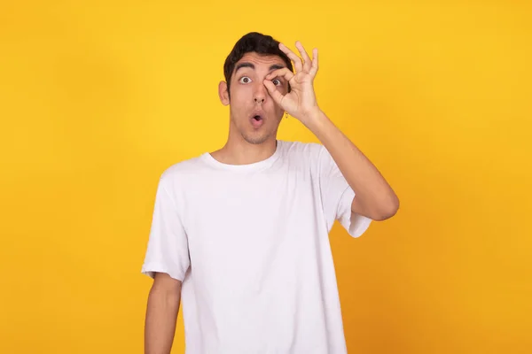 Jovem Adolescente Com Shirt Isolado Cor Fundo — Fotografia de Stock