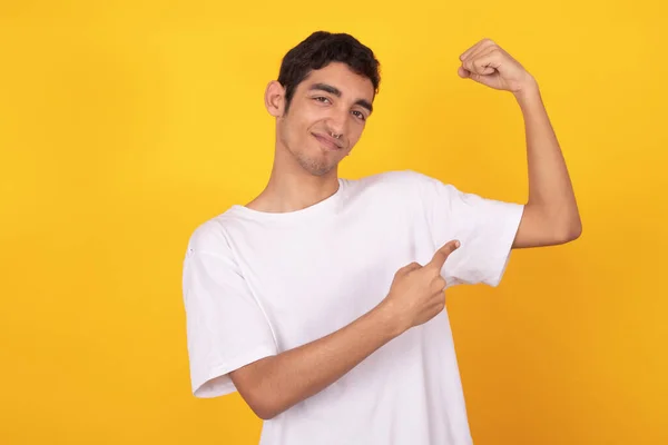 Giovane Ragazzo Adolescente Con Shirt Isolato Sfondo Colore — Foto Stock