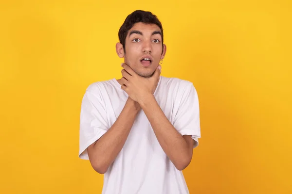 Junger Teenager Mit Shirt Isoliert Auf Farbigem Hintergrund — Stockfoto