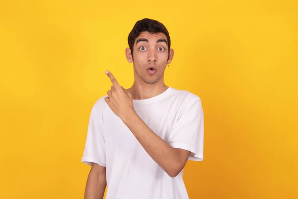 Jeune Adolescent Garçon Avec Shirt Isolé Sur Fond Couleur — Photo