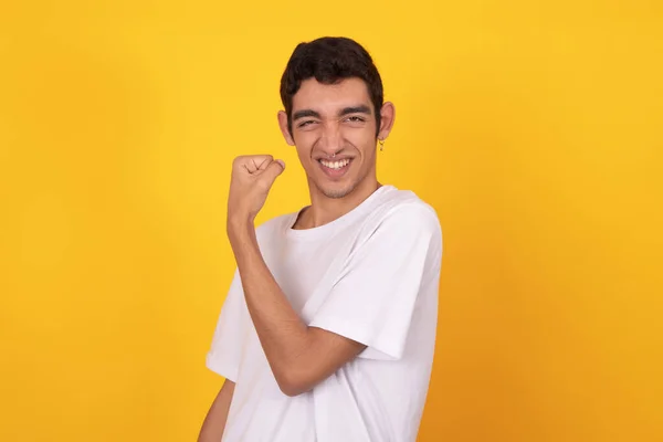 Modelo Masculino Expressivo Jovem Isolado Fundo Cor — Fotografia de Stock