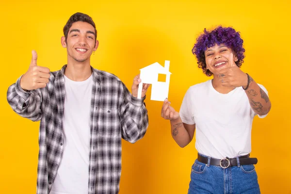 Jovem Casal Com Casa Isolada Fundo Cor — Fotografia de Stock