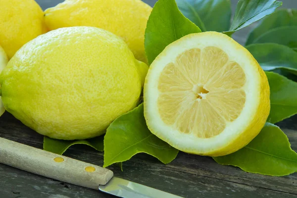 Cytryny Naturalne Zielonymi Liśćmi Owocami Cytrusami — Zdjęcie stockowe