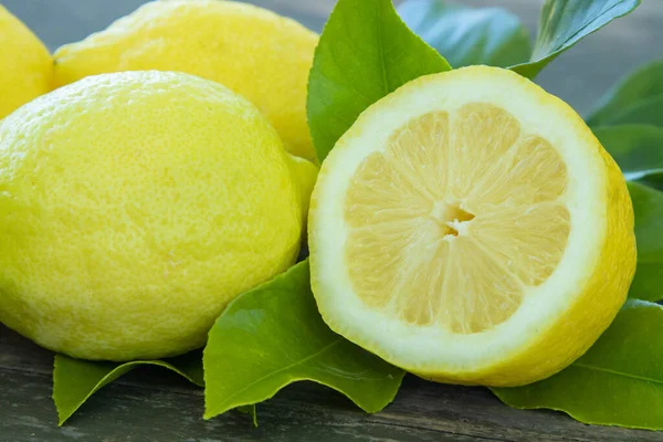 Cytryny Naturalne Zielonymi Liśćmi Owocami Cytrusami — Zdjęcie stockowe