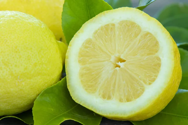 Natürliche Zitronen Mit Grünen Blättern Früchten Und Zitrusfrüchten — Stockfoto