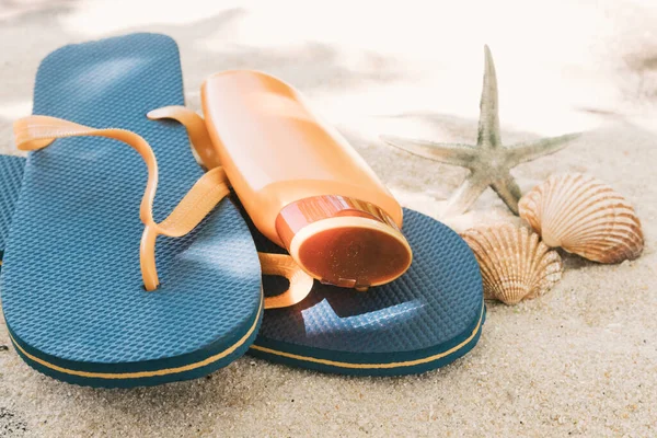 Flasche Sonnencreme Oder Sonnencreme Strand Sand Mit Muschel — Stockfoto